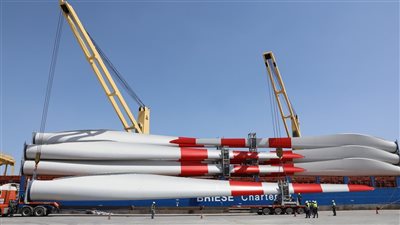 ميناء الأدبية تستقبل شحنة 42 ريشة رياح لمحطة توليد الكهرباء برأس غارب