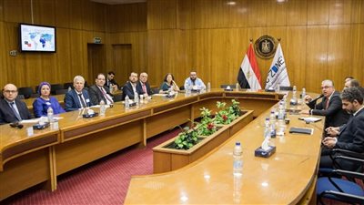 رئيس اقتصادية القناة يبحث مع وفد بلجيكي سبل التعاون في مجال الوقود الأخضر