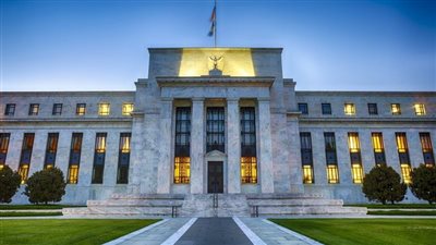 تقرير السياسة النقدية لمجلس الاحتياطي الفيدرالي الأمريكي يؤكد قوة الاقتصاد والالتزام بإعادة التضخم إلى 2%
