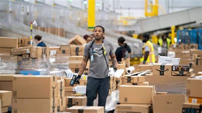 قيمة أمازون السوقية تهبط دون تريليون دولار بعد توقعاتها المالية