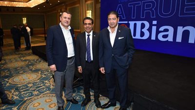 البنك التجاري الدولي يكرم أحمد عيسي وزير السياحة