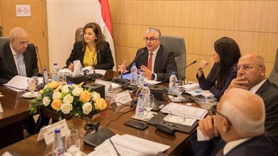 اقتصادية قناة السويس: إنشاء مشروعات لخدمة إنتاج الوقود الأخضر.. ومركز مالي عالمي