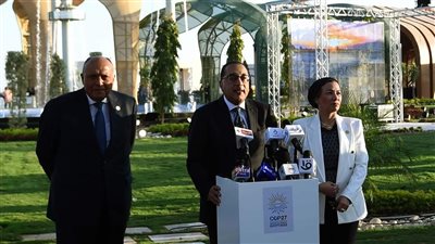 رئيس الوزراء يفتتح المنطقة الخضراء ويتفقد أجنحة الوزارات وعدداً من شركات القطاع الخاص |صور