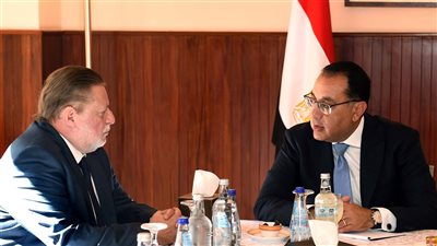 مدبولي يبحث مع محافظ البنك المركزي موقف توفير التمويل اللازم لشراء السلع الأساسية