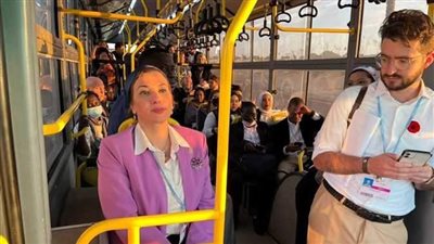وزيرة البيئة تتجول بالأتوبيس الكهربائي الصديق للبيئة بين المنطقتين الزرقاء والخضراء بشرم الشيخ