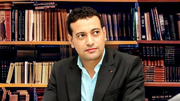 الكاتب الصحفي عمرو