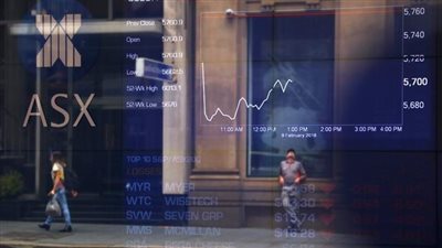 تراجع مؤشرات الأسهم في أستراليا بسبب الخسائر في قطاعات الذهب والطاقة