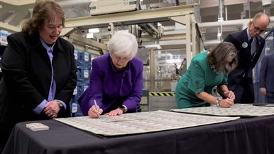 طباعة أول دولار أمريكي بتوقيع امرأتين | صور