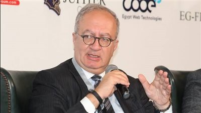 رئيس البورصة الأسبق: قرارات البنك المركزي تستهدف اغلاق السوق السوداء للدولار