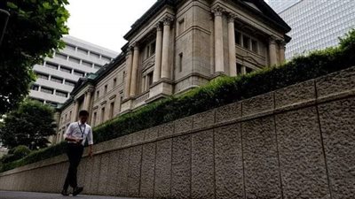 الين يتراجع أمام الدولار واليورو بعد إبقاء المركزي الياباني على سياسته