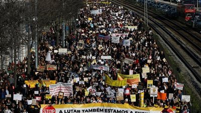 عشرات الآلاف من المعلمين يتظاهرون في لشبونة للمطالبة بتحسين الأجور وظروف العمل