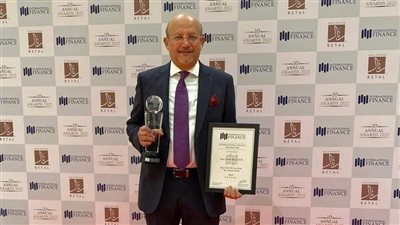 بنك قناة السويس يتسلم جائزة أفضل رئيس تنفيذي لعام 2022 من «إنترناشيونال فاينانس»