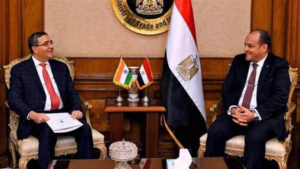 وزير الصناعة والسفير
