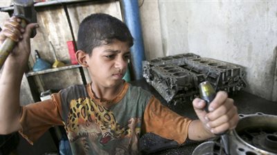 عمالة الأطفال بديل لتوفير الموظفين| فيديو