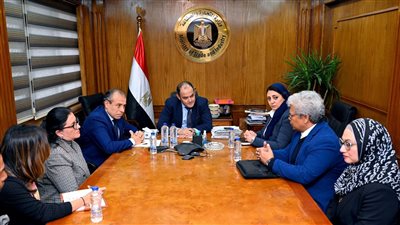 وزير الصناعة يبحث مع وفد ماليزي فرص الاستثمار بمجال إنتاج زيت النخيل في مصر