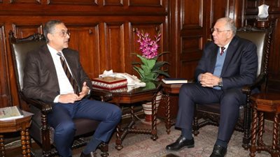 وزير الزراعة يبحث مع رئيس هيئة الاستثمار الفرص المتاحة في الأنشطة الزراعية المختلفة 