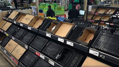 3 حبات طماطم بس لو هتشتري.. أزمة طاحنة في نقص معروض البيض والخضروات والحبوب ببريطانيا