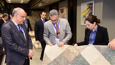 تنسيق بين هيئة الاستثمار ومجموعة النساجون الشرقيون لتعميق صناعة السجاد في مصر