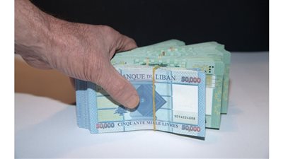 مصرف لبنان يبيع الدولار بـ 70 ألف ليرة بعدما تجاوز سعره 92 ألفا في السوق السوداء 