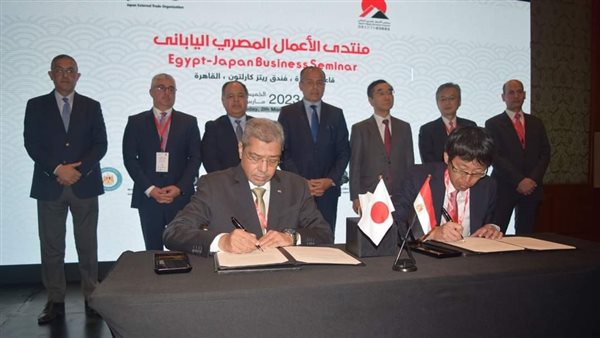 جانب من توقيع الاتفاقية