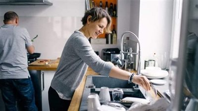 طبقت عليها الحد الأدنى للأجور.. محكمة تجبر رجل على دفع 200 ألف دولار لزوجته مقابل عملها في المنزل