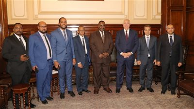 القصير يبحث التعاون مع وزير الاستثمار والصناعة بالولاية الشمالية بالسودان
