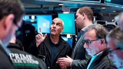 تراجع أسهم البنوك يقود هبوط وول ستريت وسط تعاملات متقلبة