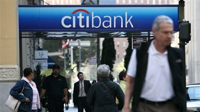 الودائع لدى البنوك التجارية الأميركية تحقق أول زيادة لها في شهر