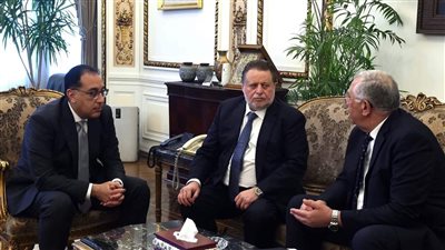 الحكومة تعلن التوافق مع البنك المركزي على قيام البنوك بإجراءات سريعة لتوفير الدولار