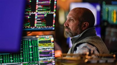 مؤشرات وول ستريت تنحصر في المنطقة السلبية بعد محضر الفيدرالي وبيانات التضخم