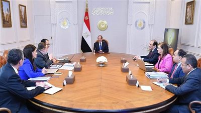 السيسي يجتمع مع رئيس الحكومة ومحافظ البنك المركزي ورئيس المخابرات