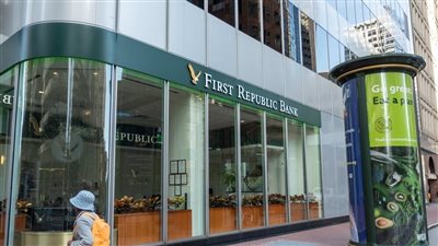 بنك أمريكي جديد مهدد بالانهيار.. ومخاوف الإفلاس تهبط بالسهم إلي 50%