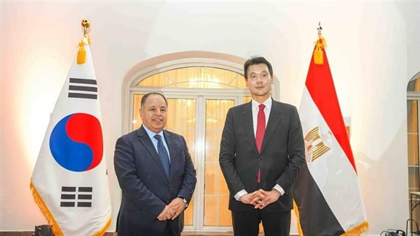 وزير المالية والسفير
