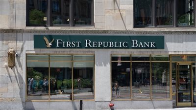 مديرون تنفيذيون في فيرست ريبابليك بنك يخضعون للتحقيق بتهمة التداول من الداخل