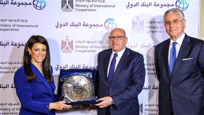 المشاط تكرم مسئولين بالبنك الدولي لجهودهما في تعزيز التعاون مع مصر