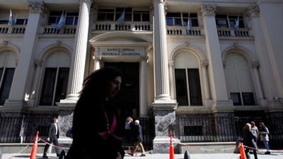 الأرجنتين ترفع الفائدة 600 نقطة أساس دفعة واحدة 