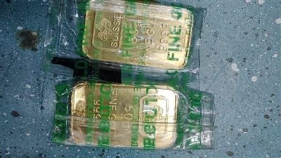 القبض على مصريين أخفيا سبائك ذهبية بطريقة 