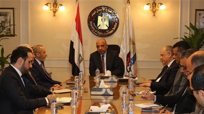 وزير قطاع الأعمال يبحث مع شركة 
