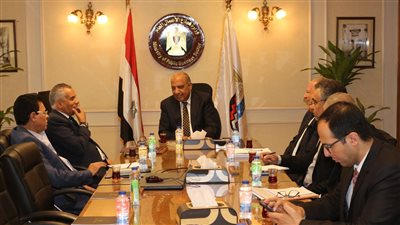 وزير قطاع الأعمال يبحث تطوير مصنع السيراميك وإضافة خطوط إنتاج للبورسلين