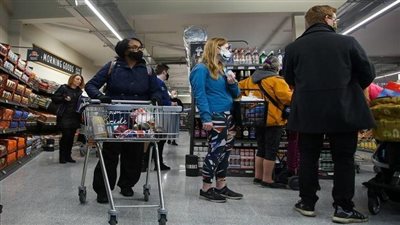 الحكومة البريطانية تسعى لاتفاق مع المتاجر لفرض أسقف لأسعار السلع الغذائية