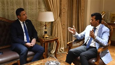 وزير الرياضة يبحث مع رئيس البريد انشاء مكاتب للبريد داخل مراكز الشباب