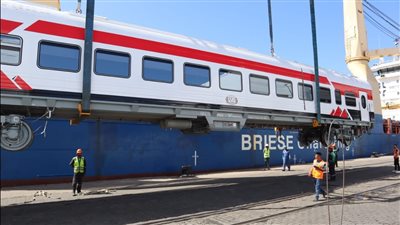 وزير النقل يعلن وصول 15 عربة مكيفة لميناء الإسكندرية قادمة من المجر