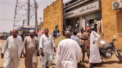 بنوك السودان تكافح لتقديم خدماتها ( صور)