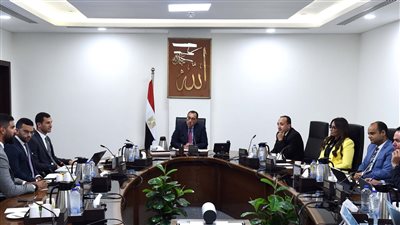 رئيس الوزراء يلتقي مسئولي شركة 