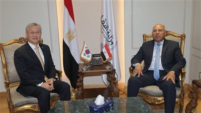 وزير النقل يبحث مع سفير كوريا الجنوبية توطين صناعة المترو بمصنع نيرك في بورسعيد