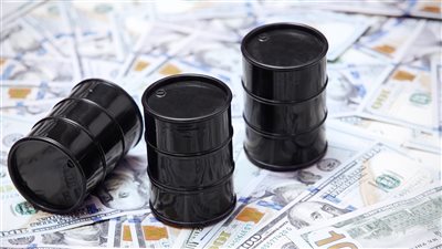 النفط يرتفع مع تراجع الدولار