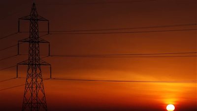 فتنة ساويرس وكهرباء مدبولي .. قرار الرئيس وغلطة الحكومة