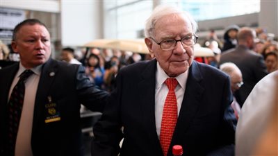 بعد قفزة السهم..قيمة حصة وارن بافت في Apple تقترب من 180 مليار دولار