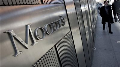 موديز ترفع التصنيف الائتماني السيادي لليونان درجتين