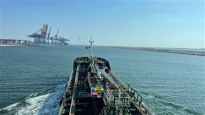 نجاح أول عملية تموين سفينة حاويات بالوقود الأخضر في ميناء شرق بورسعيد